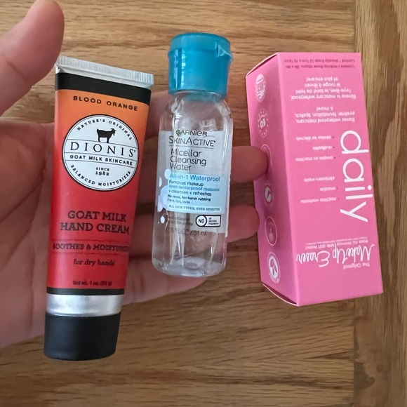 NWOT 29 Piece Beauty Bundle Fragrance Skincare Makeup Hair Sunscreen - Picture 9 of 11